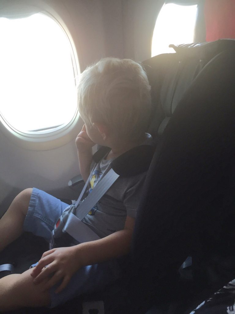Kevin i bilbarnstol på flygplanet