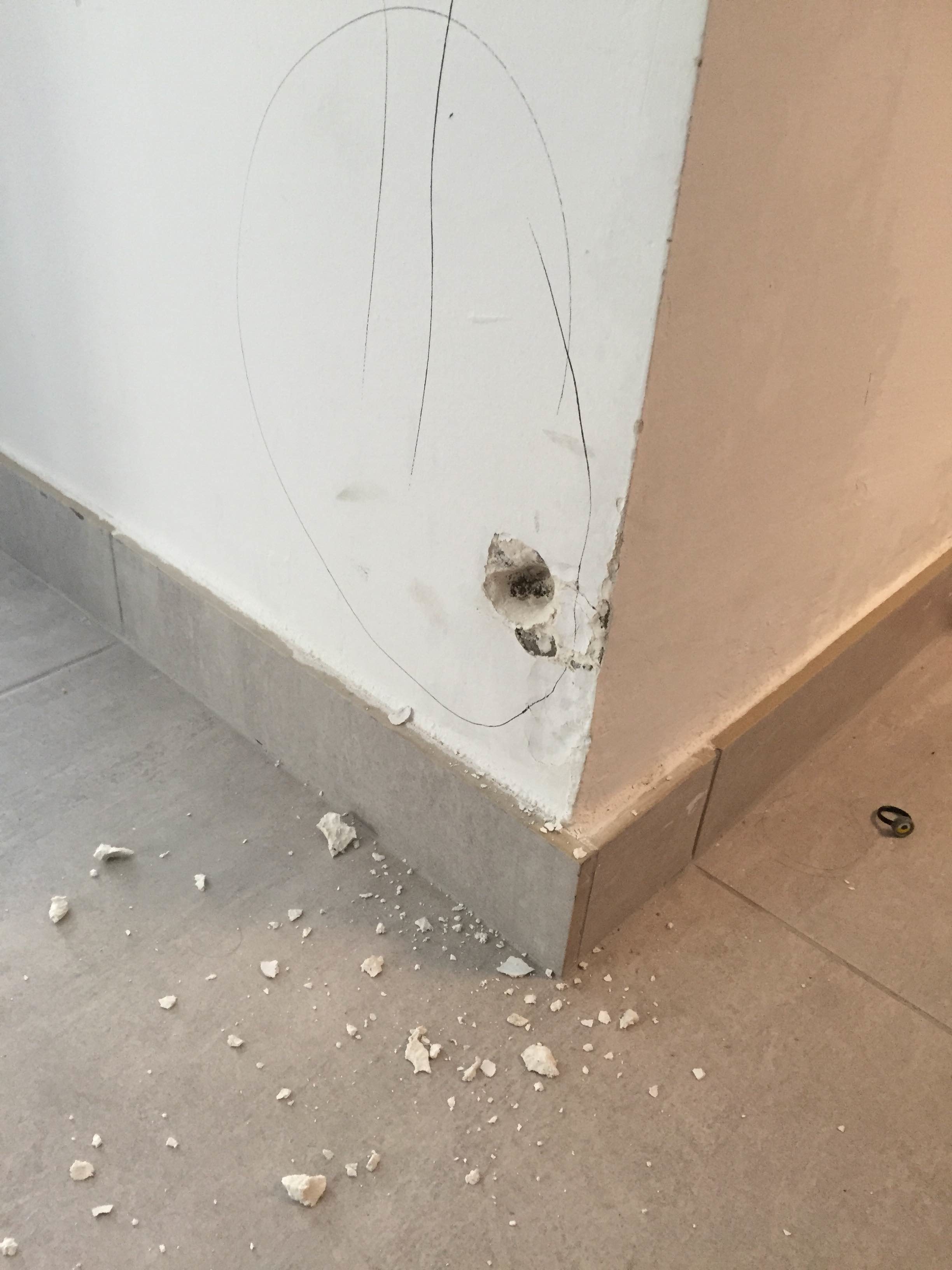 Hålet i väggen är gjort med ett finger, så blöta var väggarna.